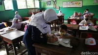 Sekolah yang menjalankan pembelajaran tatap muka wajib mengatur kapasitas maksimal 50 persen.