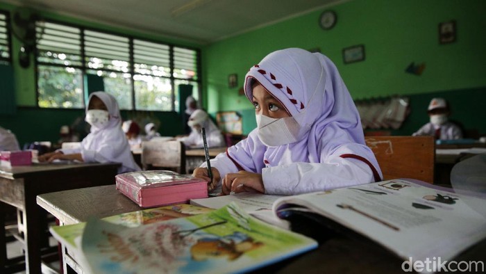 Sebanyak 610 sekolah di Jakarta memulai sekolah tatap muka, salah satunya SDN 09 Pondok Kelapa. Para siswa pun menyambutnya dengan antusias.