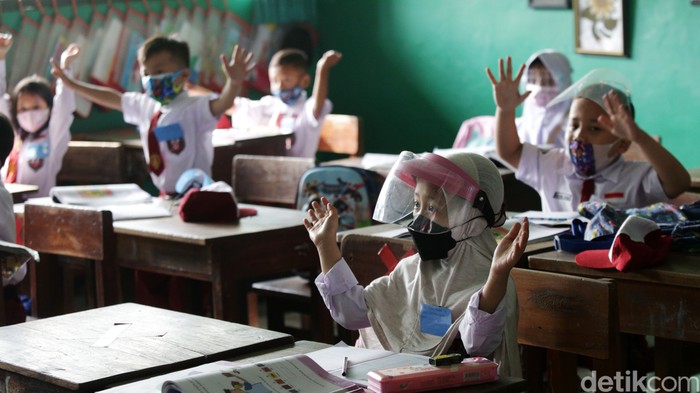 Sebanyak 610 sekolah di Jakarta memulai sekolah tatap muka, salah satunya SDN 09 Pondok Kelapa. Para siswa pun menyambutnya dengan antusias.