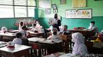 Senangnya Siswa di Hari Pertama Sekolah Tatap Muka