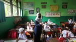 Senangnya Siswa di Hari Pertama Sekolah Tatap Muka