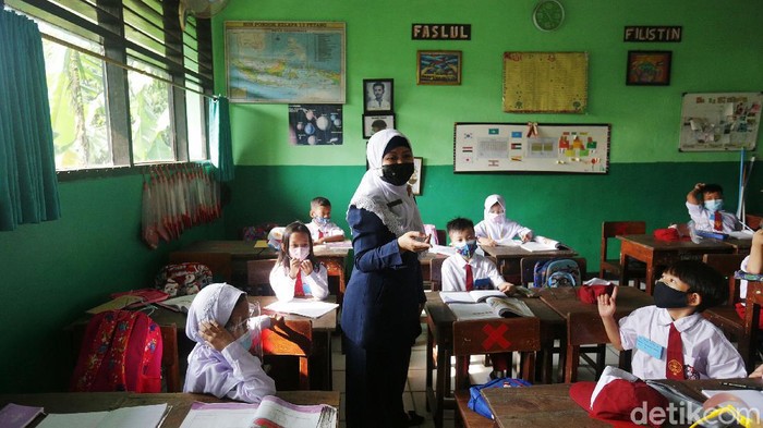 Sebanyak 610 sekolah di Jakarta memulai sekolah tatap muka, salah satunya SDN 09 Pondok Kelapa. Para siswa pun menyambutnya dengan antusias.