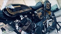 Dengan memadukan warna khas dari Bitcoin, Agus menyulap Kawasaki W175 dengan warna deep black, gold, dan sentuhan warna kuning pada number plate bagian depan seperti warna dari visualisasi Bitcoin dan logo Cryptoiz. Foto: Istimewa/Andy