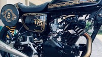Menurut Sang builder Susanto Gunawan alias Yank, basic dari Kawasaki W175 ini memiliki dimensi kecil dengan sedikit kelemahan yaitu bentuk gas tank-nya yang agak besar, maka Yank menggantinya dengan saudara kembar W175 yaitu TR175 yang memang memiliki dimensi gas tank yang lebih ramping dan pas diusung di cafe racer tanpa banyak perubahan namun tetap terlihat sangar. Foto: Istimewa/Andy