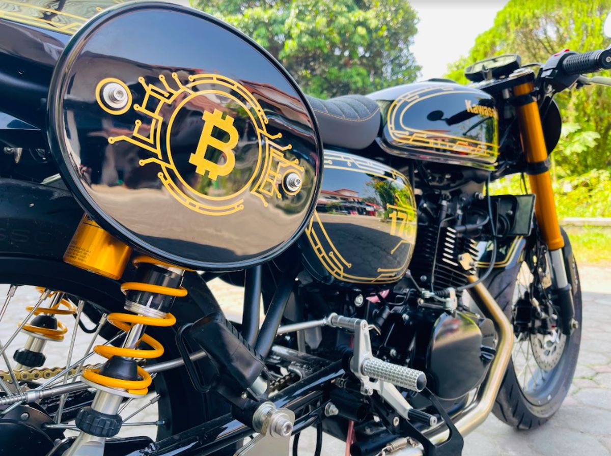 Modifikasi Kawasaki W175 Bergaya Bitcoin Asal Bandung