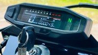 Bagian speedometer bawaan pabrik yang masih analog diganti dengan speedometer digital compact membuat kesan modern namun tetap classic. Foto: Istimewa/Andy