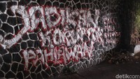 Kemudian beredar isu lowongan dari KPK bahwa koruptor bisa menjadi penyuluh antikorupsi. Namun, berdasarkan keterangan resmi dari KPK bahwa lowongan itu tidak benar alias hoaks. Cuitan akun @KPK_RI tersebut menjelaskan bahwa eks koruptor itu hanya memberikan testimoni. Hal itu ditujukan sebagai pembelajaran masyarakat untuk tidak melakukan korupsi. Yudha Maulana/detikcom