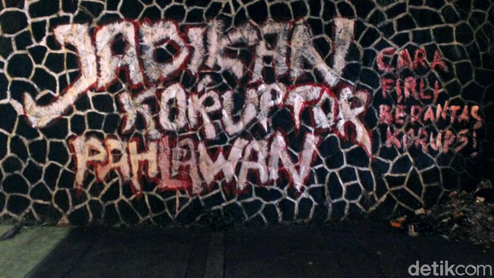 Coretan dinding bertuliskan Jadikan Koruptor Pahlawan Cara Firli Bahuri Berantas Korupsi mejeng di Bandung. Begini penampakannya!