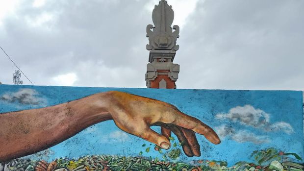 Mural yang dibuat Pemkab Bali untuk mengkritik pengelolaan sampah warga.