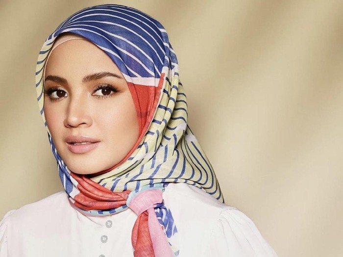 Nur Fazura yang menjual habis produk hijabnya lebih dari 80.000 hijab selama dua jam.