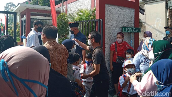 Orang tua siswa padati gebang SDN Pejaten Timur 01 Pagi jelang pulang sekolah