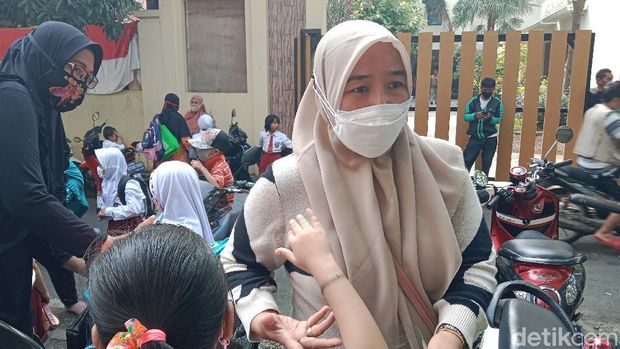 Orang tua siswa SDN Pejaten Timur 01 Pagi, Erna
