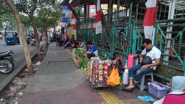PKL di sekitar Pasar Senen, Jakarta Pusat, tak patuh aturan memakai masker, Senin (30/8/2021).