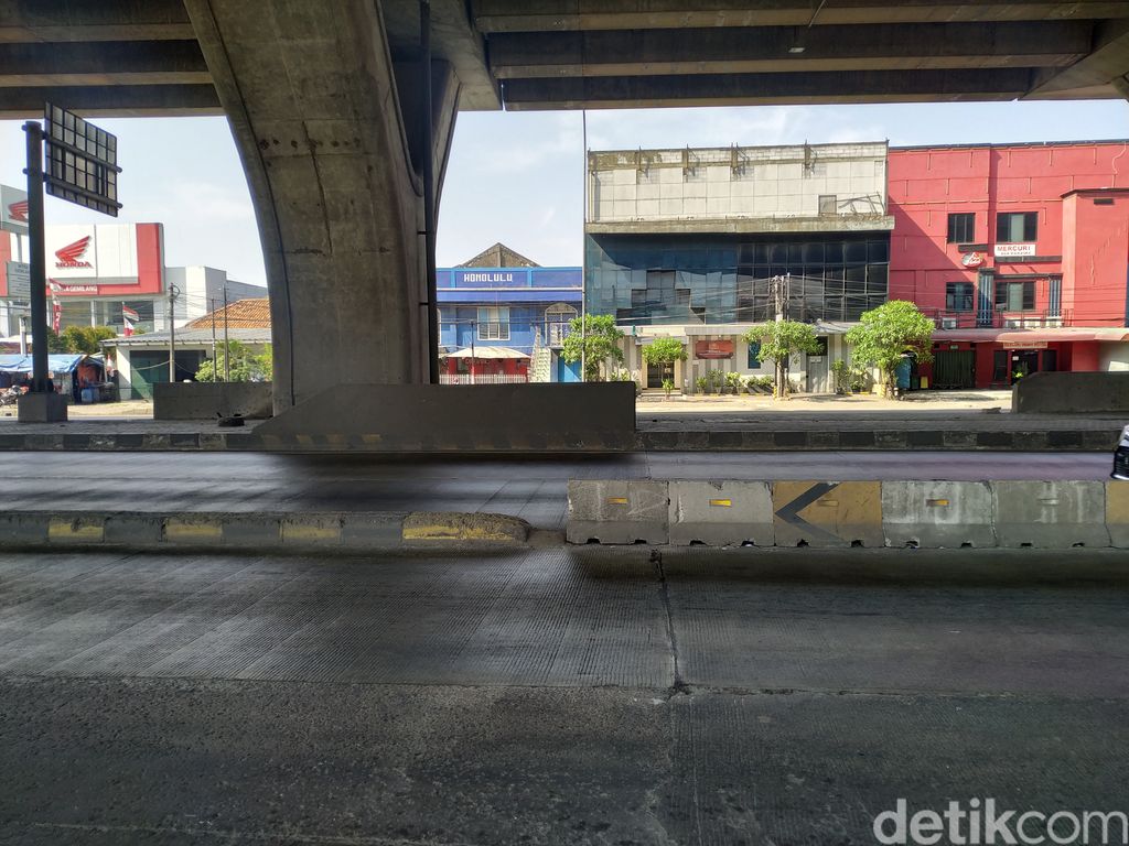 Pembatas Jl Raya Cilincing, Jakarta Utara, 30 Agustus 2021. (Athika Rahma/detikcom) Pembatas Jl Raya Cilincing, Jakarta Utara, 30 Agustus 2021. (Athika Rahma/detikcom)