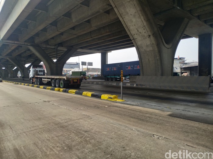 Pembatas Jl Raya Cilincing, Jakarta Utara, 30 Agustus 2021. (Athika Rahma/detikcom)