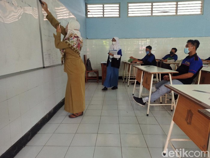 Sebanyak 2.536 SMA/SMK hingga SLB di Jatim menggelar pembelajaran tatap muka (PTM) terbatas. Gubernur Khofifah Indar Parawansa mengecek langsung PTM hari pertama di SMK Negeri 7 Surabaya.