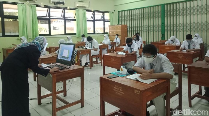 Pembelajaran tatap muka terbatas di SMAN 77 Jakarta.