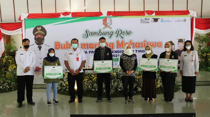 Pemkab Bojonegoro menyerahkan beasiswa bagi mahasiswa dalam acara Sambung Roso Bue Marang Mahasiswa. Acara digelar di Pendopo Malowopati (27/8).