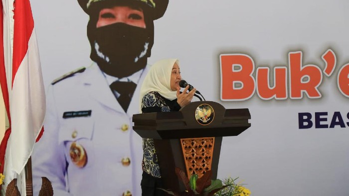 Pemkab Bojonegoro menyerahkan beasiswa bagi mahasiswa dalam acara Sambung Roso Bue Marang Mahasiswa. Acara digelar di Pendopo Malowopati (27/8).