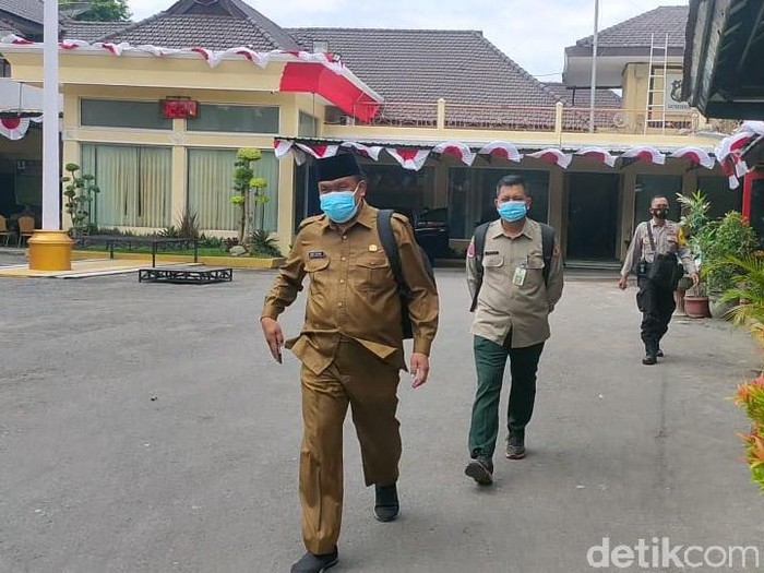 Hari ini, selain Plt Kepala BPBD Jember M Djamil, Kabid 2 BPBD Jember Penta Satria juga dimintai keterangan oleh polisi. Pantauan wartawan, kedua pejabat BPBD Jember itu datang ke Mapolres Jember sekitar pukul 10.00 WIB. Mereka langsung menuju ruang penyidikan di lantai dua.
