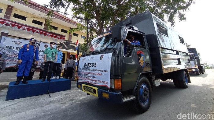 Polda Jabar menyalurkan bantuan sembako untuk warga pesisir Cirebon