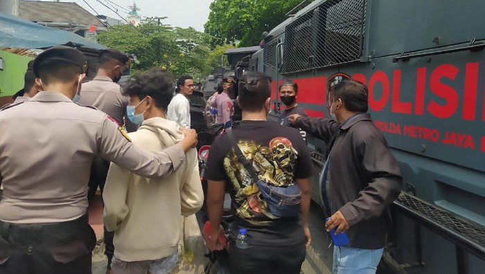 Polisi Amankan 15 Orang Pendukung HRS di Demo PT DKI Jakarta (Dias-detikcom)