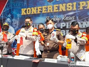 Polisi Bongkar Gudang Produksi Oli Palsu di Brebes