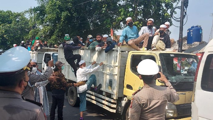 Polisi halau massa pendukung HRS yang naik truk di Cempaka Putih (Dok,istimewa)