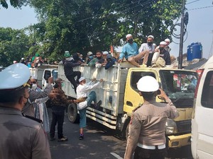 Hendak Demo, Massa Pendukung HRS Naik Truk di Cempaka Putih Disetop Polisi