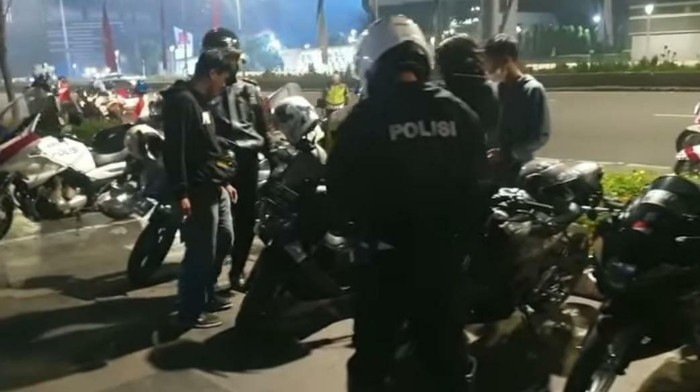 Polisi menindak 30 pemotor yang kumpul diduga hendak balapan liar di Sudirman (tangkapan layar/dok.TMC Polda Metro Jaya