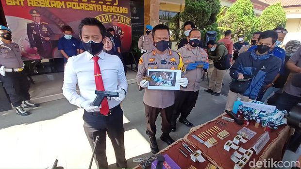 Polisi Tangkap Penjahat Berpistol di Bandung