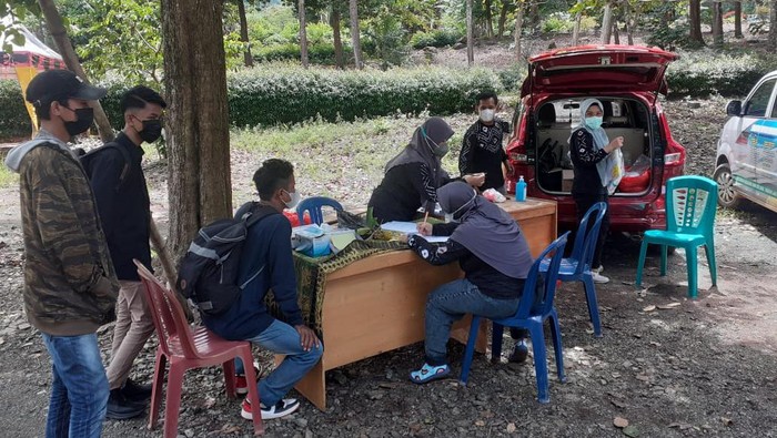 Puluhan wisatawan dipulangkan paksa Satgas COVID-19 dari Taman Permana, Pelaihari, Tanah Laut, Kalsel. Mereka juga dites Corona. (dok Istimewa)
