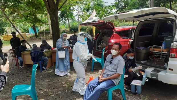 Puluhan wisatawan dipulangkan paksa Satgas COVID-19 dari Taman Permana, Pelaihari, Tanah Laut, Kalsel. Mereka juga dites Corona. (dok Istimewa)
