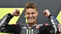 Fabio Quartararo sudah menunjukkan bakat hebatnya sejak bergabung dengan Petronas Yamaha pada 2018 silam. Bakat istimewanya yang cukup menonjol membuatnya menjadi perhatian tim pabrikan. Hanya butuh satu musim bagi Quartararo untuk menjadi juara MotoGP. Sempat nyaris juara pada musim 2020, Quartararo menyelesaikan ambisinya pada MotoGP 2021. (AP/Rui Vieira)