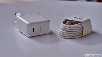 Dalam paket penjualannya diberikan charger 65W. Foto: Adi Fida Rahman/detikINET