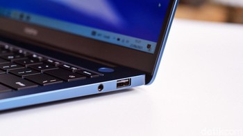 Sisi kanan terdapat port USB Type A dan jack audio 3,5 mm. Foto: Adi Fida Rahman/detikINET