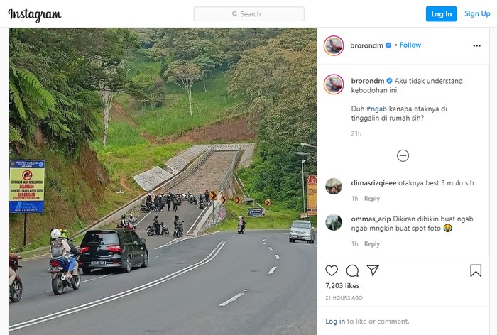 Rombongan bikers nongkrong di jalur penyelamat di daerah Subang, Jawa Barat