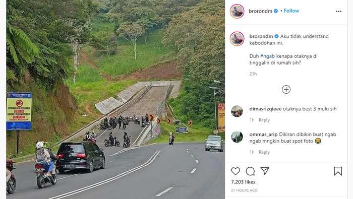 Rombongan bikers nongkrong di jalur penyelamat di daerah Subang, Jawa Barat