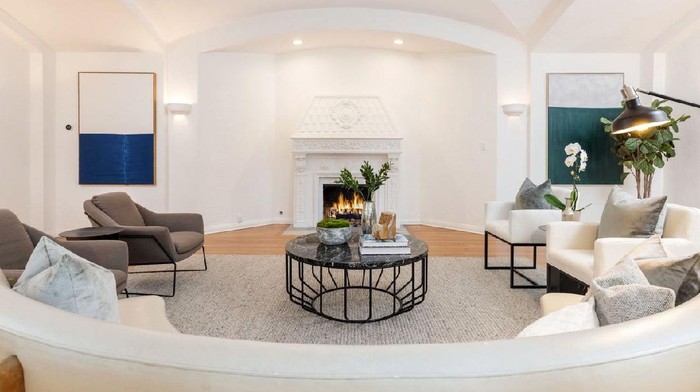 Rumah 100 Tahun Milik Leonardo DiCaprio Dijual Rp 82 M, Minat? Aktor peraih Oscar, Leonardo DiCaprio menjual rumahnya yang berusia hampir 100 tahun di Los Angeles.