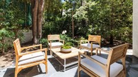 Rumah ini terletak di balik gerbang di salah satu jalan berliku Los Feliz Oaks di kaki Pegunungan Santa Monica.