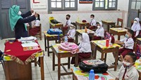 Sebanyak 610 sekolah di Jakarta memulai sekolah tatap muka, salah satunya SDN 09 Pondok Kelapa. Para siswa pun menyambutnya dengan antusias.