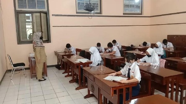 7 Potret Siswa di SMPN 1 Kudus Sekolah Lagi, Belajar Serius hingga Vaksin
