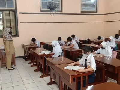 7 Potret Siswa di SMPN 1 Kudus Sekolah Lagi, Belajar Serius hingga Vaksin