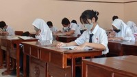 Para siswa serius belajar dengan memperhatikan guru mengajar. Mata pelajaran yang dipelajari adalah eksakta. 