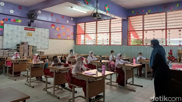 Sekolah tatap muka di SDN 15 Cengkareng Barat