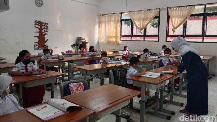 Suasana kelas saat Sekolah Tatap Muka hari pertama di SDN Pejaten Timur 01 Pagi, Senin (30/8)