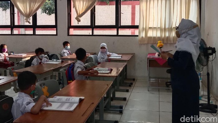 Suasana kelas saat Sekolah Tatap Muka hari pertama di SDN Pejaten Timur 01 Pagi, Senin (30/8)