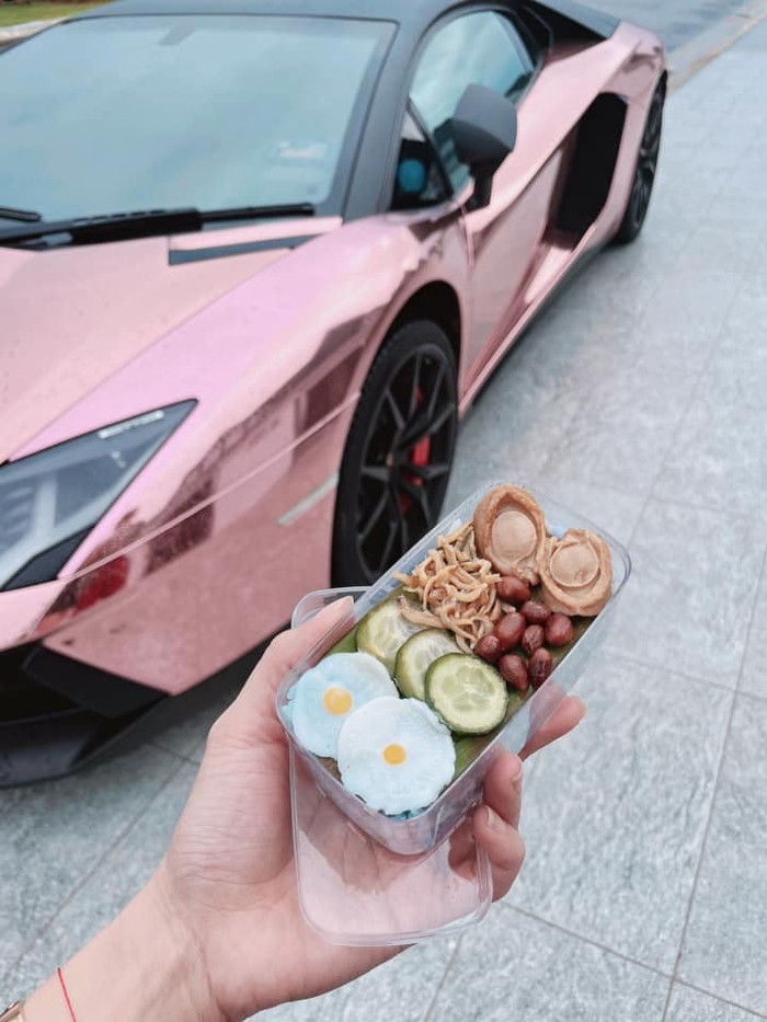 Selebgram Gabut Jualan Nasi Lemak Mahal, Netizen: Diantar Pakai Lamborghini?