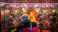 Bagi penganut ajaran Tao, Festival Hantu Lapar dirayakan bertepatan dengan kelahiran Dewa Chingsu, yang bermurah hati membebaskan hantu-hantu agar mereka dapat menikmati makanan yang disediakan manusia.   