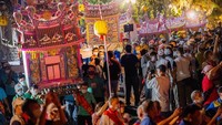Sedangkan dalam kepercayaan Buddha, kesempatan ini adalah sebagai bentuk untuk beramal kepada setan dengan cara membagi-bagikan makanan untuk mereka.  